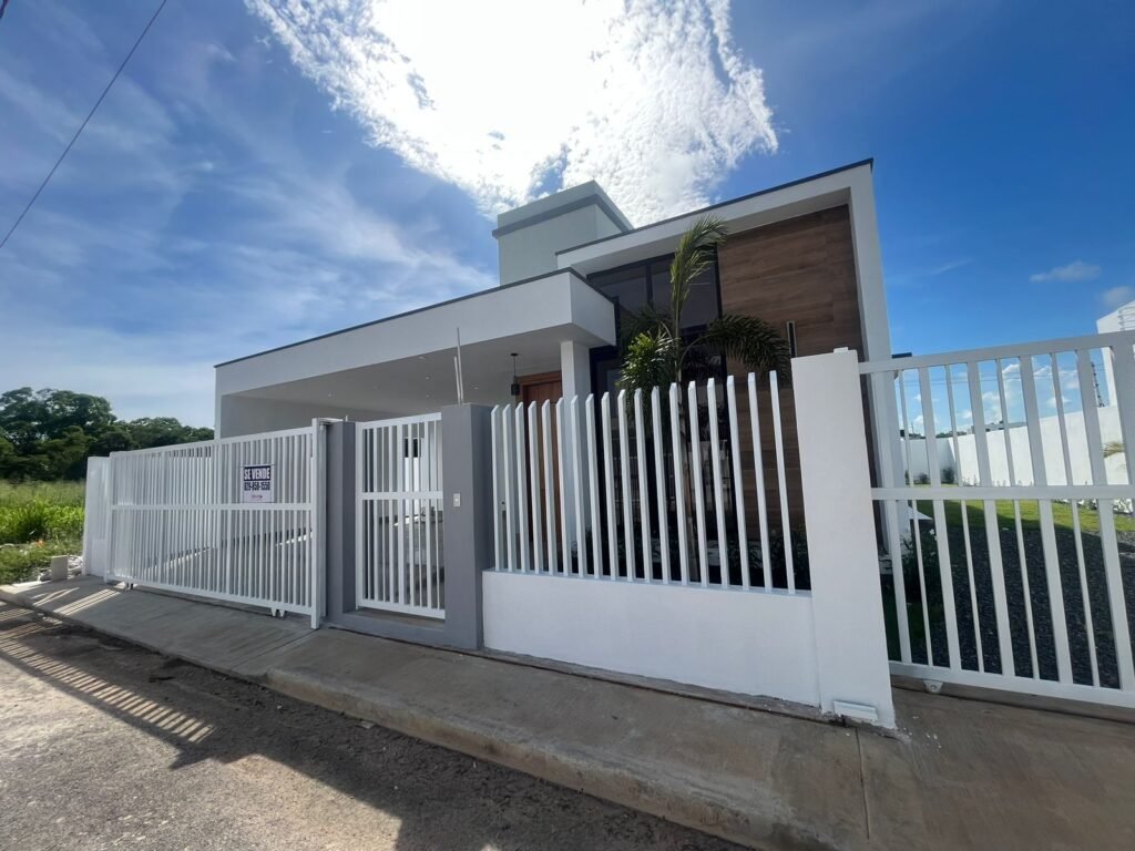 CASA EN URBANIZACIÓN DON JUAN II